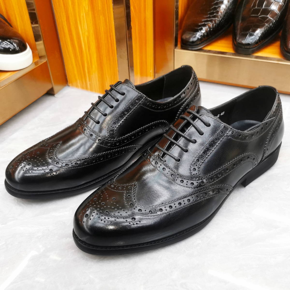 高級メンズドレスシューズ本革ブローグウィングチップトゥオック - Men'S Luxury Formal Wear のレビューと価格